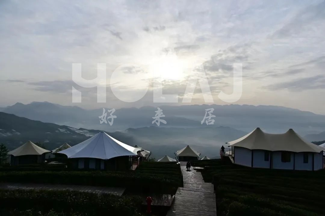 建設帳篷酒店為什么要找專業的帳篷廠家?